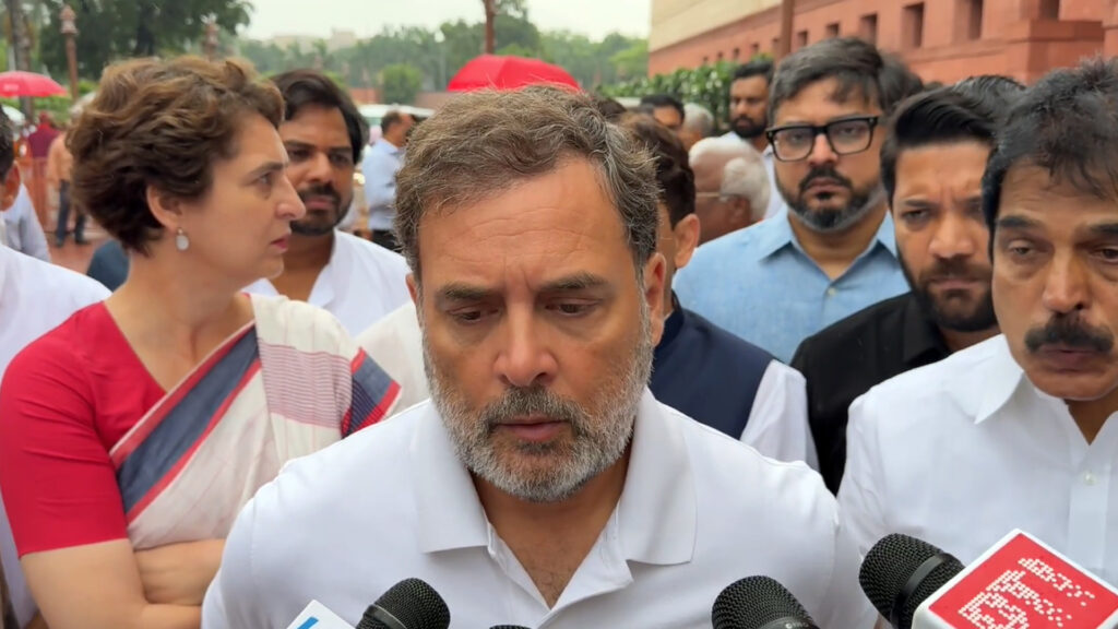 மாணவர்கள் மீது போலீஸ் தாக்குதல்; பிரதமர் மோடி மன்னிப்பு கேட்டு, அமித் ஷாவுடன் பதவி விலக வேண்டும் – ராகுல் காந்தி 008 raghul