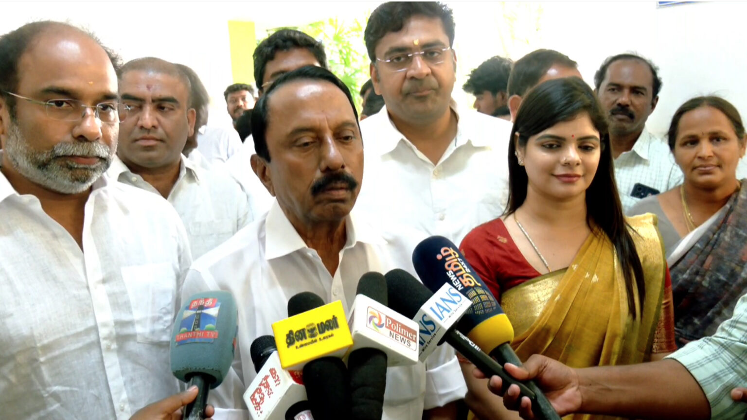வன்முறையைத் தூண்டும் வகையில் பேசுவது சரியல்ல; அன்புமணிக்கு, அமைச்சர் செங்கோட்டையன் பதில் 008 sengotaiyan