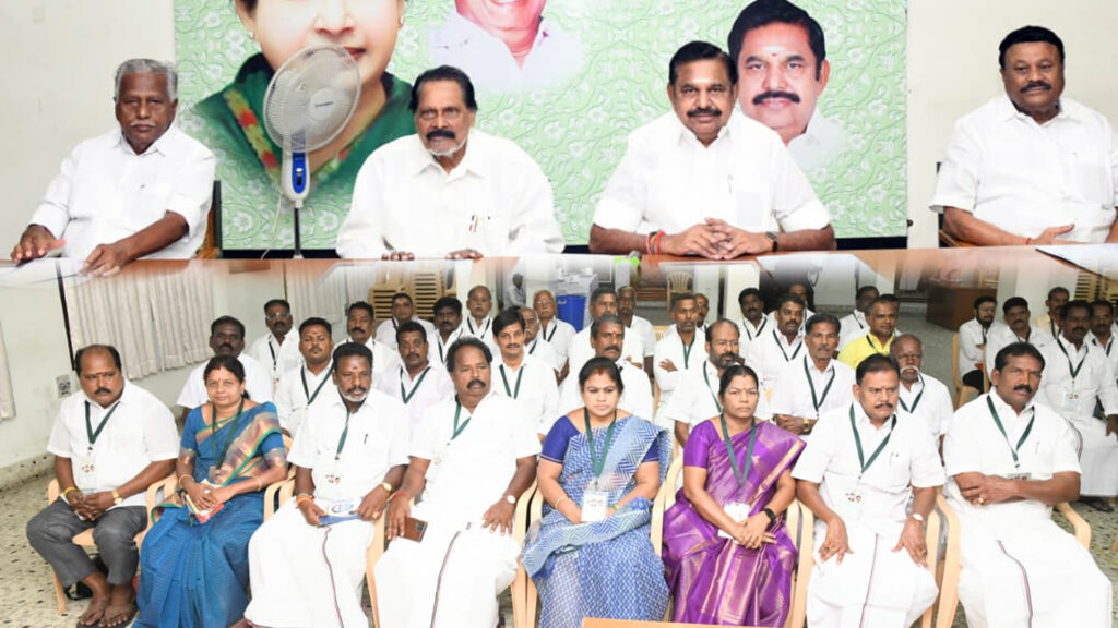 இபிஎஸ் தலைமையில் அதிமுக நிர்வாகிகள் கூட்டம்; திருச்சி மாவட்ட முன்னாள் செயலாளர்கள் புறக்கணிப்பு! 009 admk A
