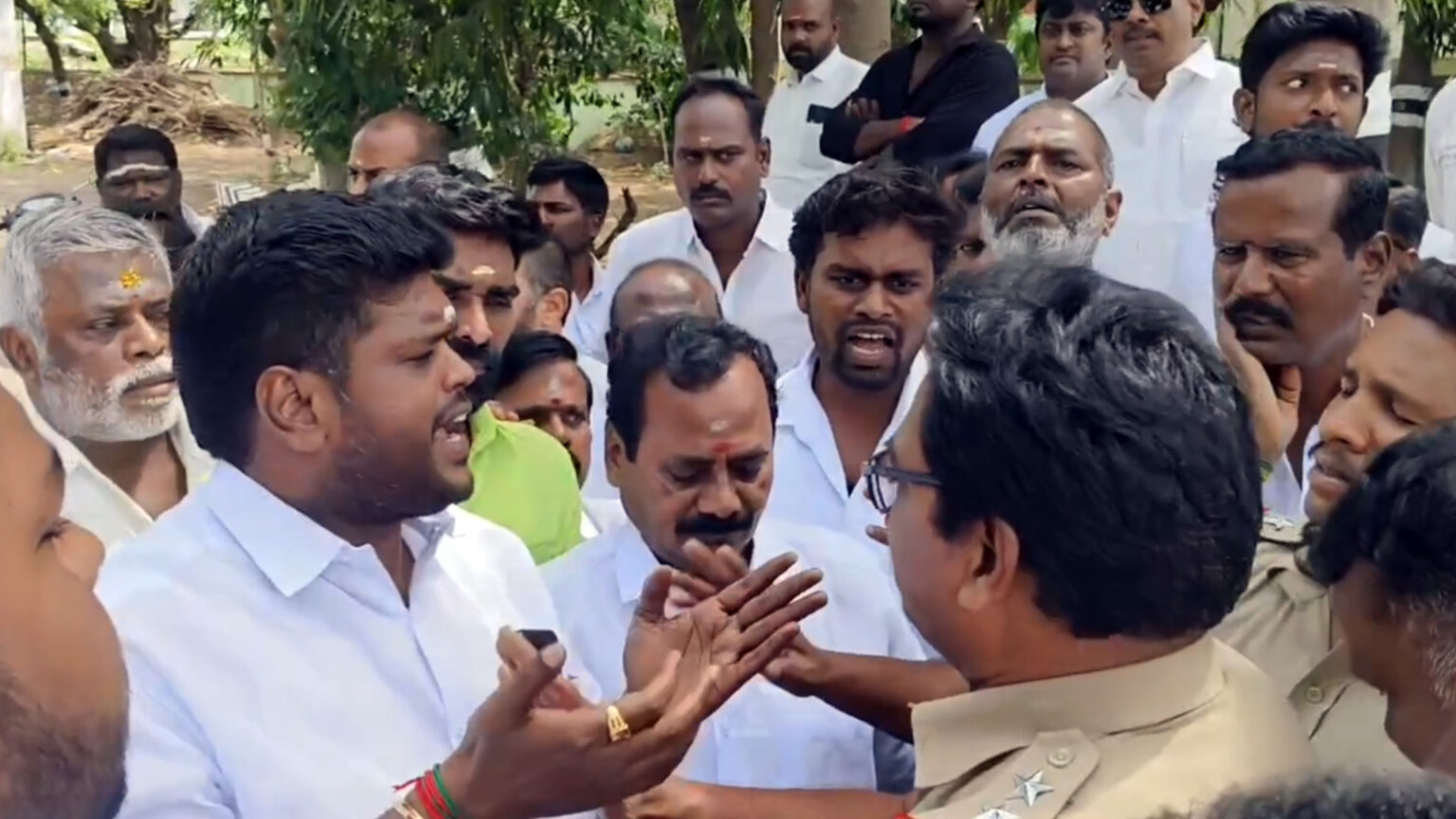 திண்டிவனம்; அதிமுக ஆலோசனைக் கூட்டத்தில் சி.வி.சண்முகம் ஆதரவாளர்கள்; போலீசாருடன் வாக்குவாதத்தால் பரபரப்பு 011 cvs