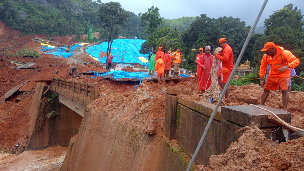 வயநாடு அருகே நிலச்சரிவு – மண்ணுக்குள் சிக்கியவர்களை மீட்க மீட்புப் பணிகள் தீவிரம் 1 011 land slide