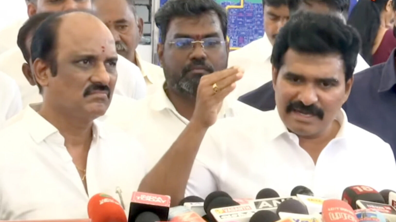 தவெக எம்.எல்.ஏவுக்கு ரூ.50கோடி பேரம்; ஸ்டாலினுக்கு வெட்கமில்லையா? – அமைச்சர் நிர்மல்குமார் காட்டம் 011 nirmal