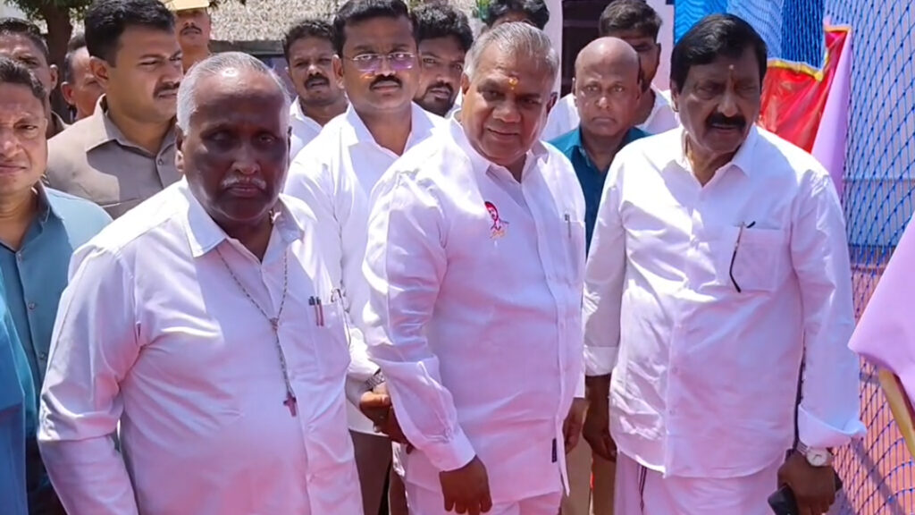 வேறு கட்சியில் இருப்பவர்களை மனம் மாற்றாதீர்கள் – அதிமுக அன்பழகன், நீங்க ஒழுங்கா வச்சிருந்தா அவங்க ஏன் மாறுறாங்க – அமைச்சர் ஆனந்த் 012 pdy B