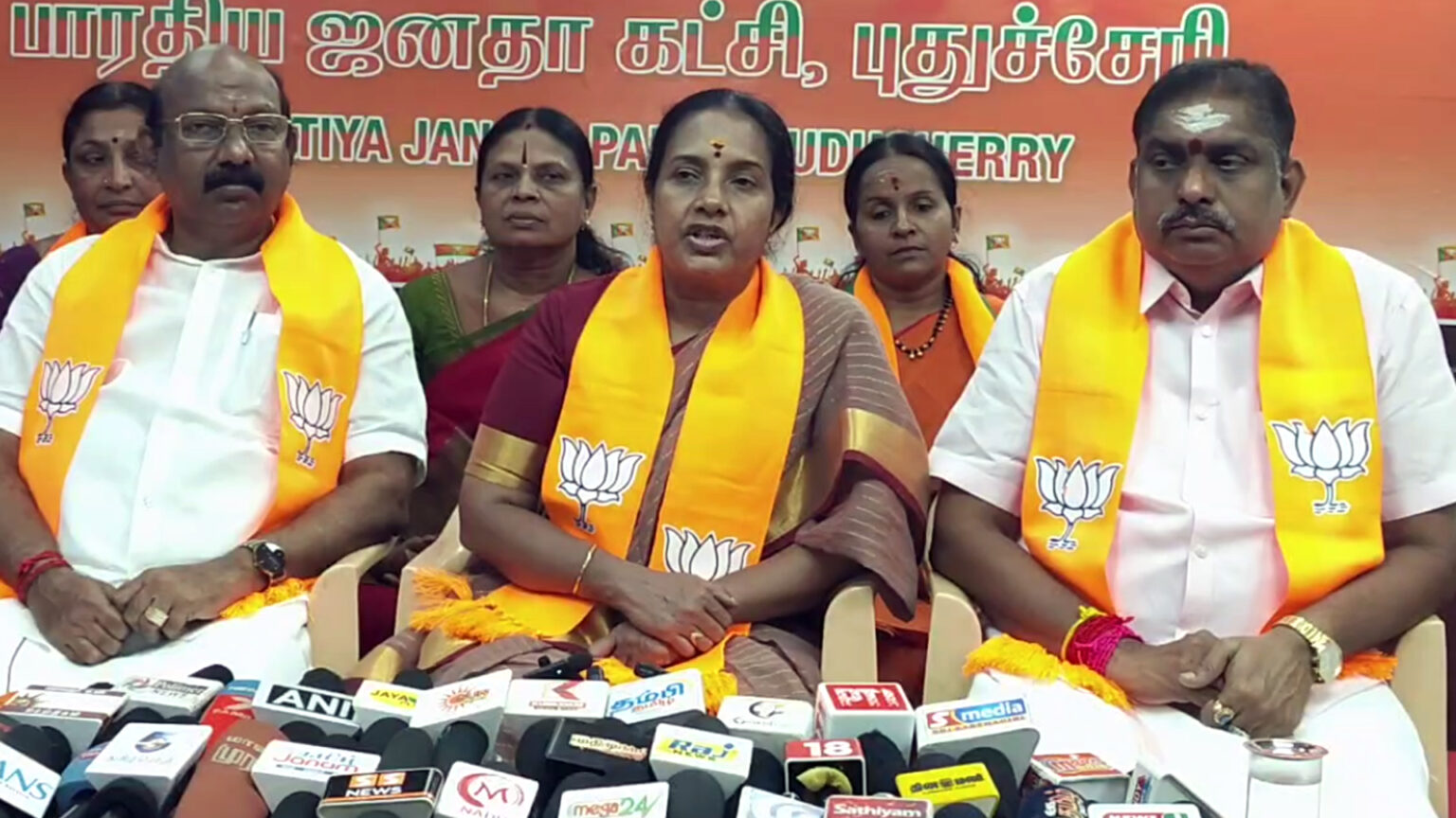குதிரை பேர அரசியலில் தவெக அரசு சிறப்பாக செயல்படுகிறது – வானதி சீனிவாசன் விமர்சனம் 012 vanathi B