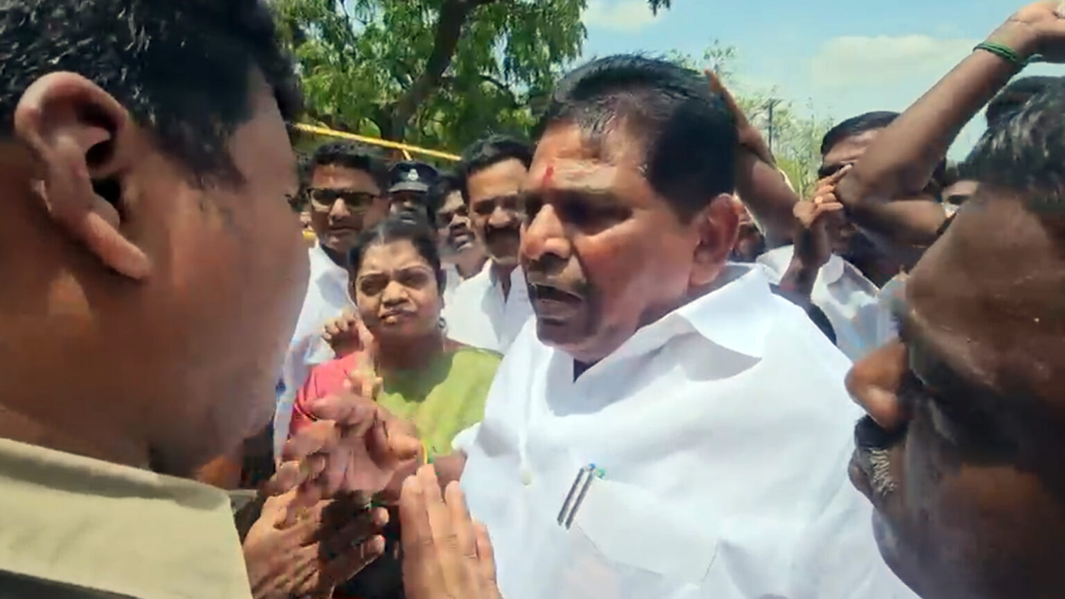 அனிதா ராதாகிருஷ்னணை தள்ளிய போலீஸ்…காவல் துறையினருடன் மல்லுக்கட்டிய திமுகவினர் – தூத்துக்குடியில் களேபரம்! 013 anitha