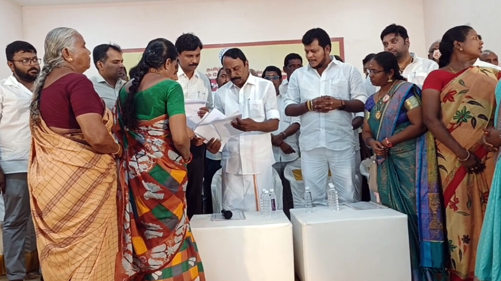 "1,000 நில அளவையர்கள் நியமனம்... தனி பட்டா வாரியம்!" - அமைச்சர் செங்கோட்டையன் அதிரடி! 1 014 kas A