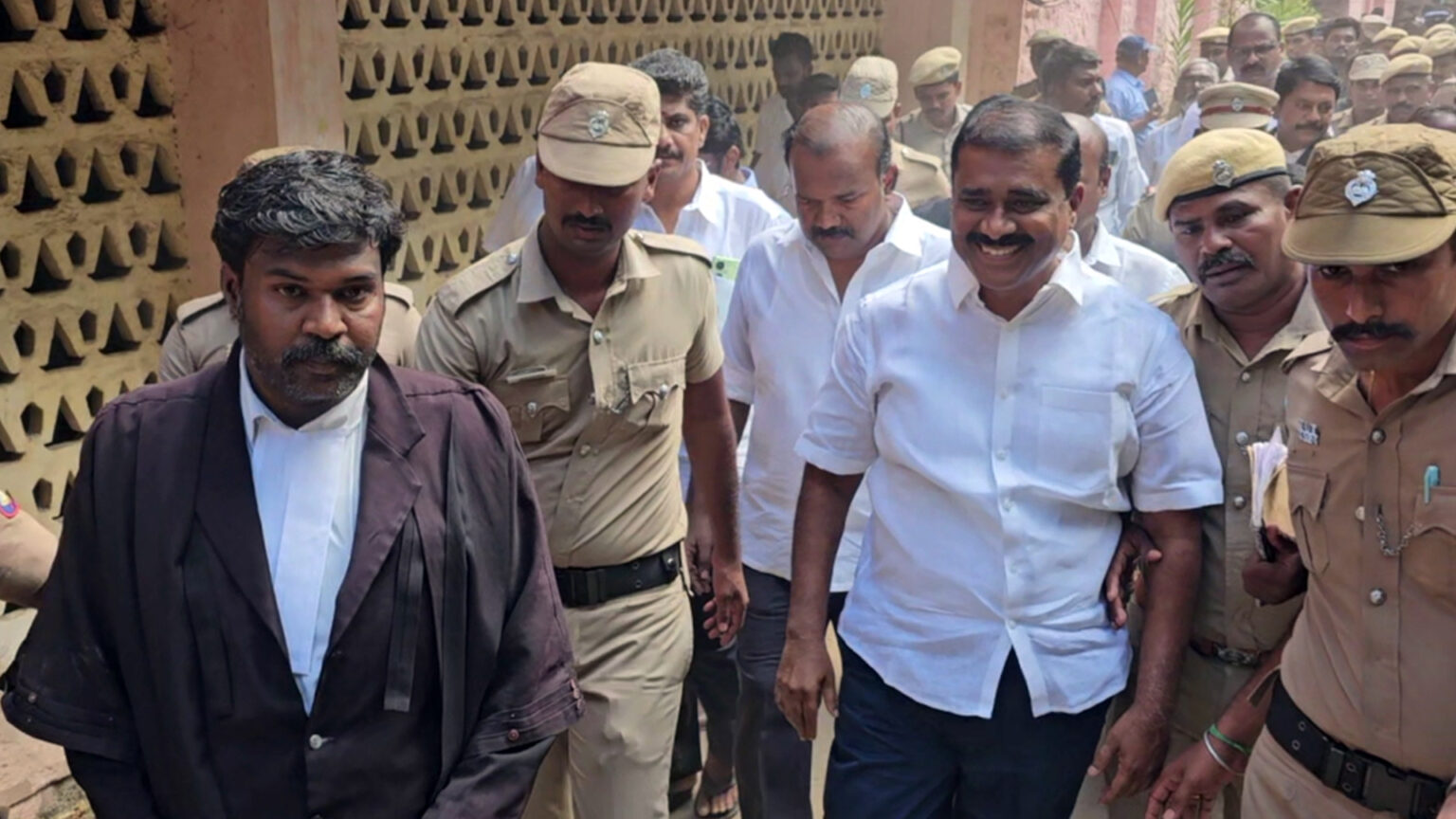 திமுக எம்.எல்.ஏ மணிகண்டேயன் ஜாமீன் மனு மீதான தீர்ப்பு ஒத்தி வைப்பு! 014 markandayan