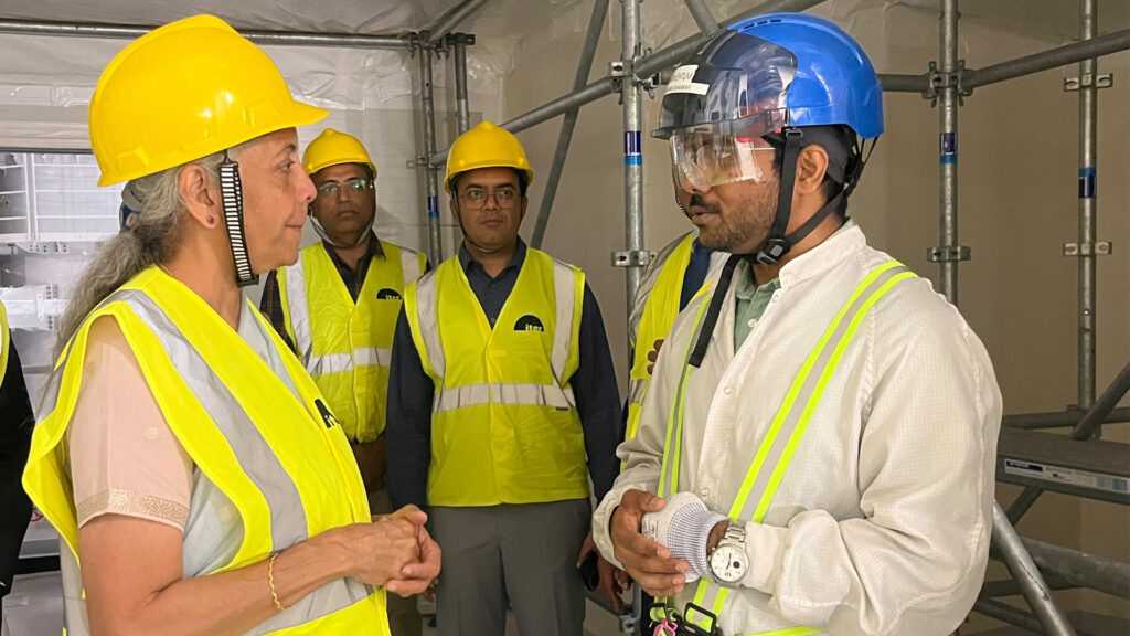 பிரான்ஸில் அமைச்சர் நிர்மலா சீதாராமன்; ITER திட்டத்தை பார்வையிட்டார் 1 015 nirmala