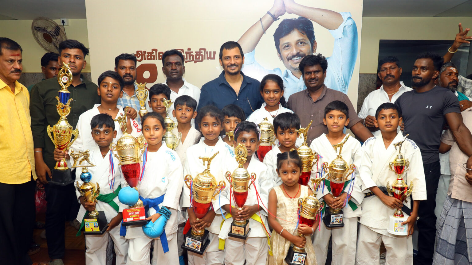 கராத்தே போட்டியில் வெற்றி பெற்ற ஈரோடு மாணவர்கள்… கறி விருந்து கொடுத்த நடிகர் ஜீவா 021 jeeva A