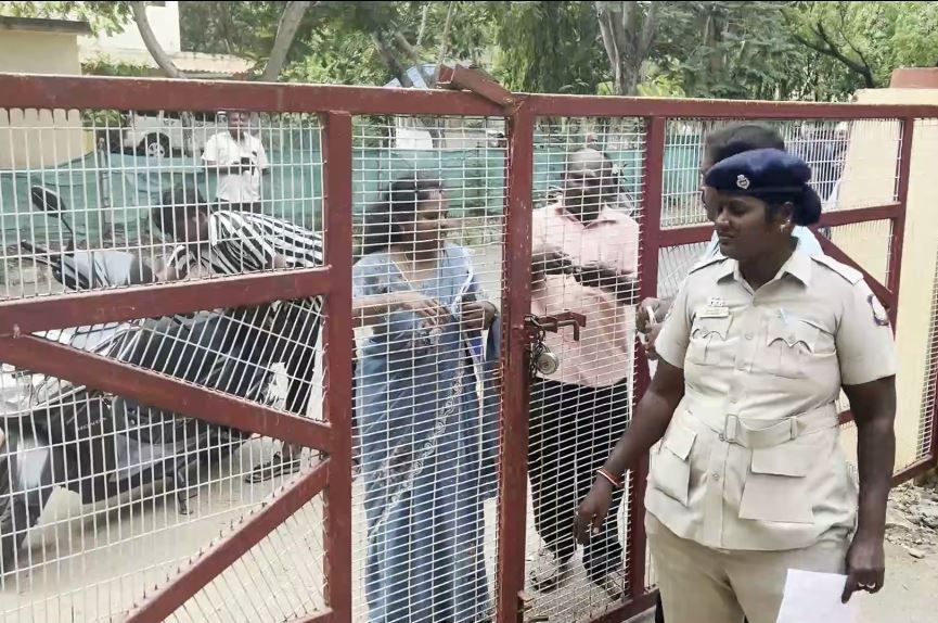 ராணிப்பேட்டை : ஆசிரியர் தகுதி தேர்விற்கு தாமதமாக வந்த பெண்..! அதிகாரிகளிடம் கெஞ்சிய காட்சி வைரல்..! 1 3