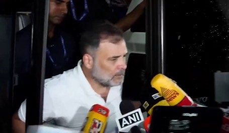 ‘இந்தியா’ கூட்டணி எம்பி-க்கள் போராட்டம்: ராகுல் காந்தியின் பேரணியைத் தடுத்த காவல்துறை! 10 9