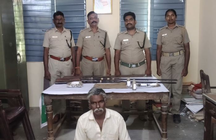 வேலூர் : சட்டவிரோதமாக 2 நாட்டு துப்பாக்கி வைத்திருந்த நபர் கைது..! வனத்துறையினரின் அதிரடி நடவடிக்கை..! 2 22