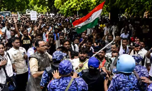 டெல்லியில் நீட் தேர்வுக்கு எதிரான பேரணியில் தடியடி: 178 பேர் காயம், 70 பேர் கைது! 4 18