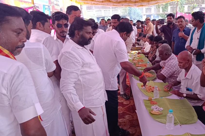 காஞ்சிபுரம் : ஜனநாயகன் படம் காண வந்த ரசிகர்களுக்கு சுடச்சுட சிக்கன் பிரியாணி..! அமைச்சர்கள் கொண்டாட்டம்..! 4 23