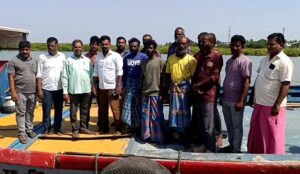 நாகை : படகு பழுதால் 2 நாட்களாக கடலில் தத்தளித்த மீனவர்கள்..! பத்திரமாக மீட்ட சக மீனவர்கள்..! 5 30