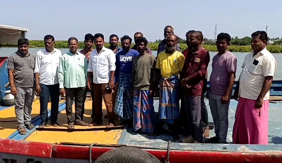 நாகை : படகு பழுதால் 2 நாட்களாக கடலில் தத்தளித்த மீனவர்கள்..! பத்திரமாக மீட்ட சக மீனவர்கள்..! 5 30
