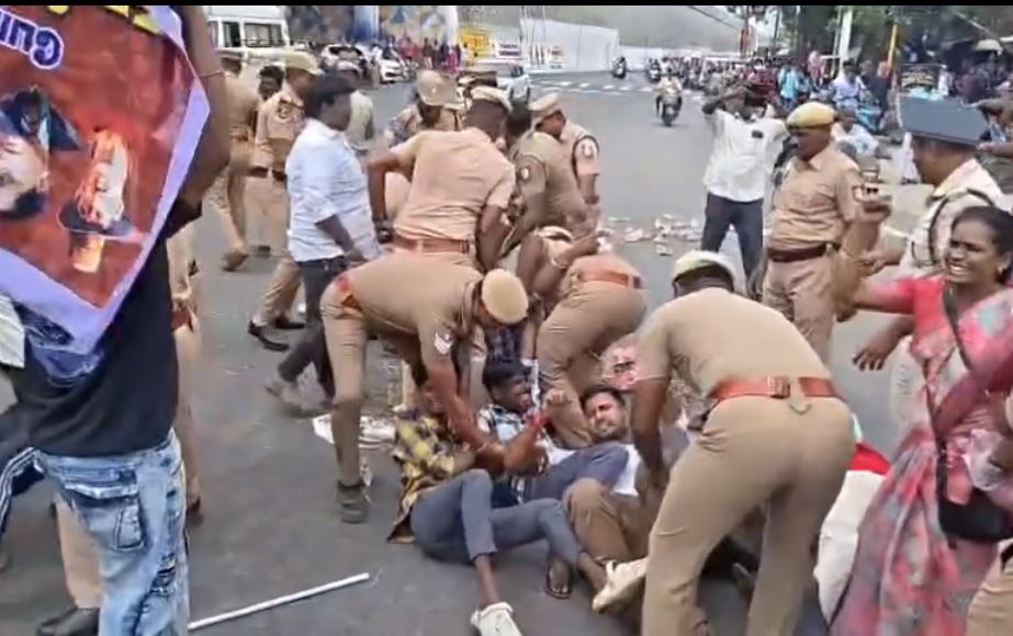 திருச்சி : நீட் தேர்வு முறைகேட்டிற்கு எதிராக போராட்டம்..! அமைச்சர் தர்மேந்திர பிரதான் உருவப்பொம்மை எ*ப்பு..! 9 11