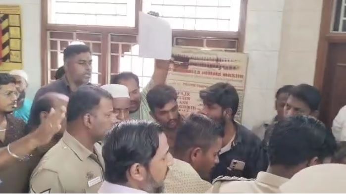 விழுப்புரம் : பள்ளிவாசலை உரிமை கொண்டாடிய அதிகாரிகள்..! அறிவிப்பு நோட்டீஸ் ஒட்ட வந்ததால் பரபரப்பு..! 9 7