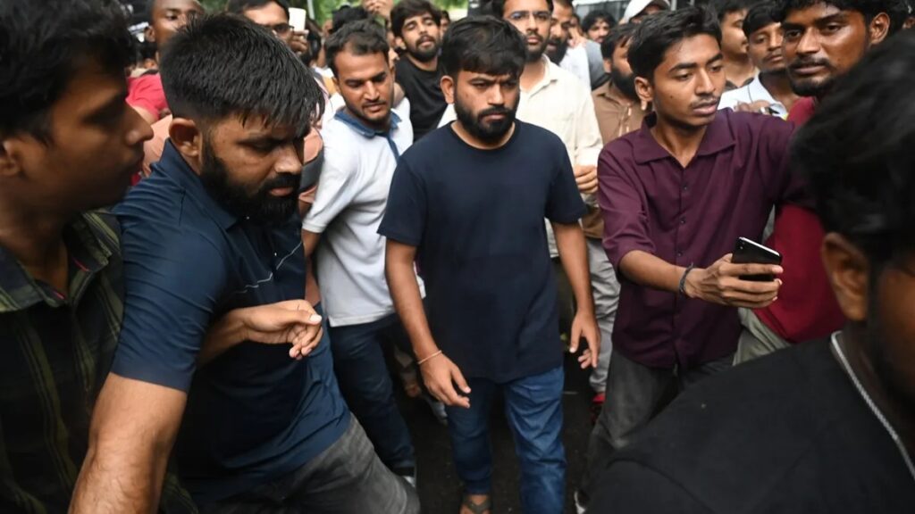 மாணவர்கள் போராட்டத்தை சீர்குலைக்க வெளியில் இருந்து ஆட்கள் அனுப்பப்படுகிறார்கள்!. CJP தலைவர் குற்றச்சாட்டு! CJP chief Abhijeet Dipke