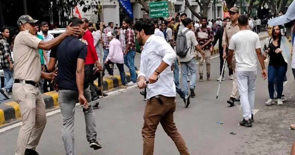 Delhi police Lathi charge