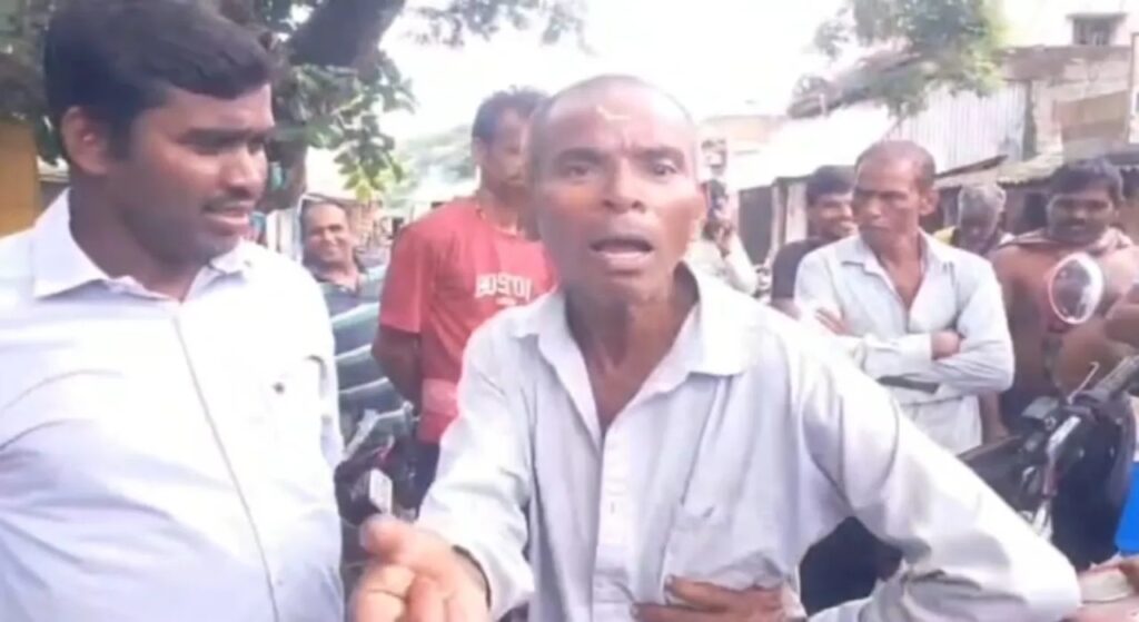 அரசுப் பள்ளி ஆசிரியரின் அநாகரிக செயல்!. மதுபோதையில் பொதுவெளியில் ரகளை! Drunk Odisha Headmaster