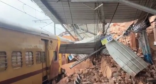 கோழிக்கோடு ரயில் நிலையத்தில் இடிந்து விழுந்த கடிகார கோபுரம்!. நடந்தது என்ன? Kozhikode railway station collapses