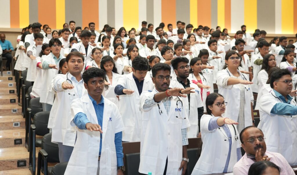 அரசுப் பள்ளி மாணவர்களுக்கான மருத்துவ இட ஒதுக்கீடு: மேலும் அதிகரிக்க திட்டம்! MBBS students 2