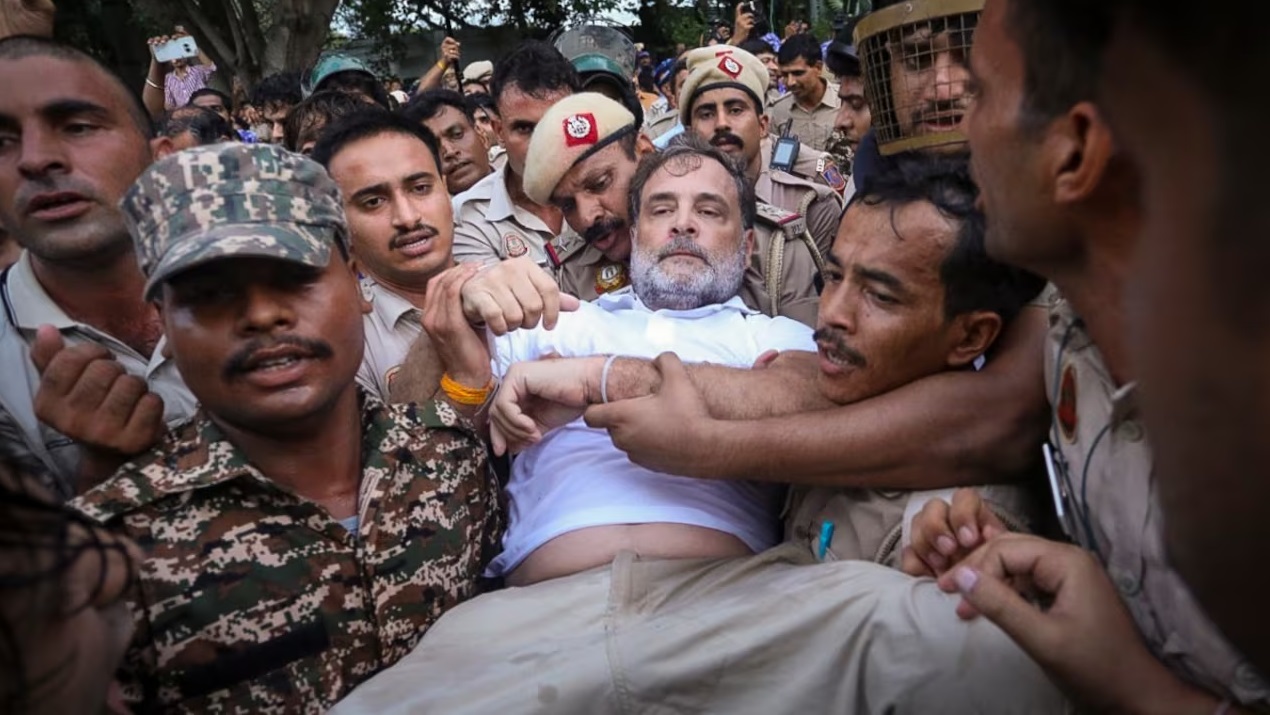 கிழிந்த சட்டை, மூக்கில் ரத்தம்... டெல்லியை உலுக்கிய ராகுல் காந்தியின் போராட்டம்: காங்கிரஸ் கணக்கு பலித்ததா? 1 Rahul protest 2