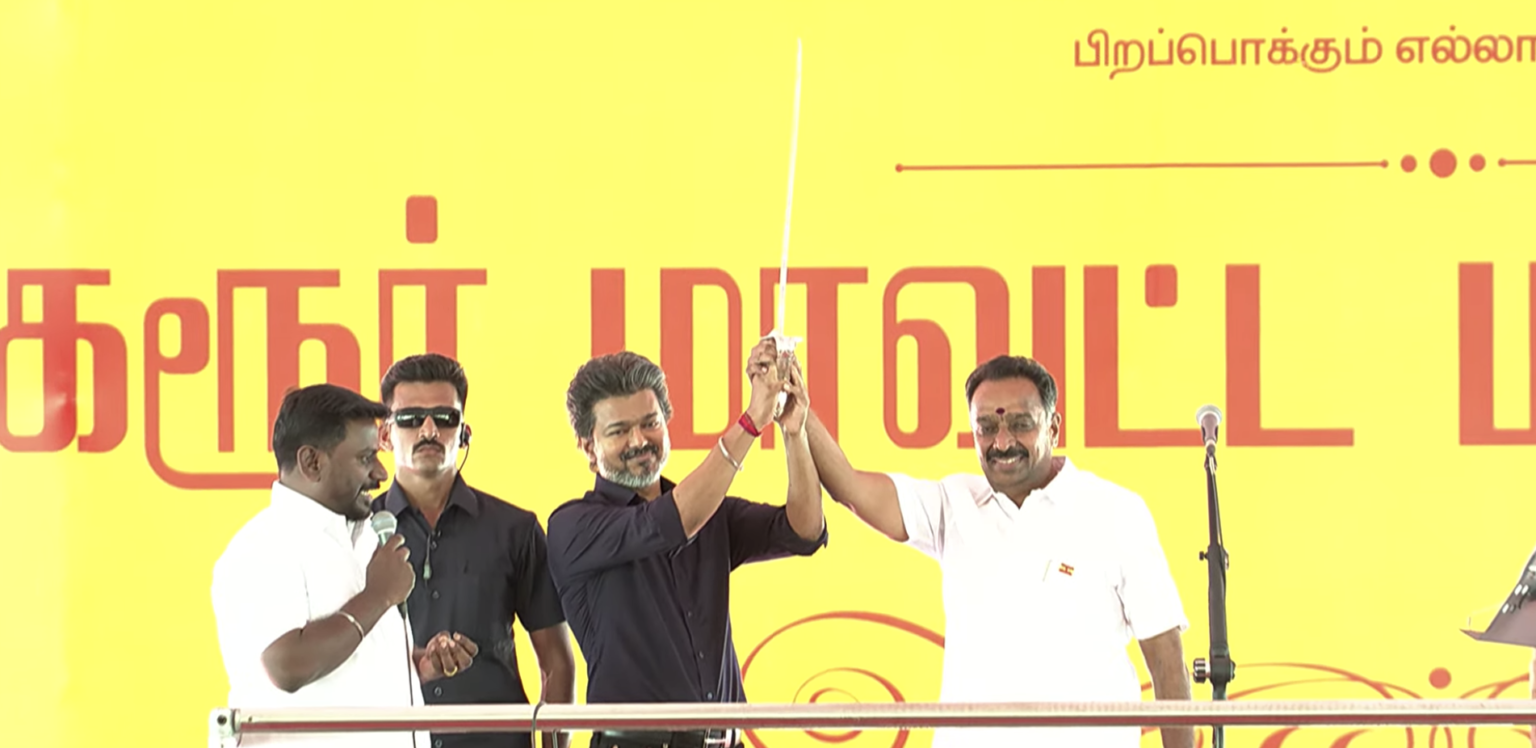 முதல்வராக கரூர் மக்கள் மத்தியில் விஜய்..!! வெள்ளி வாள் பரிசளித்தார் எம்.ஆர் விஜயபாஸ்கர்..!! Screenshot 2026 07 10 at 12.25.03 PM