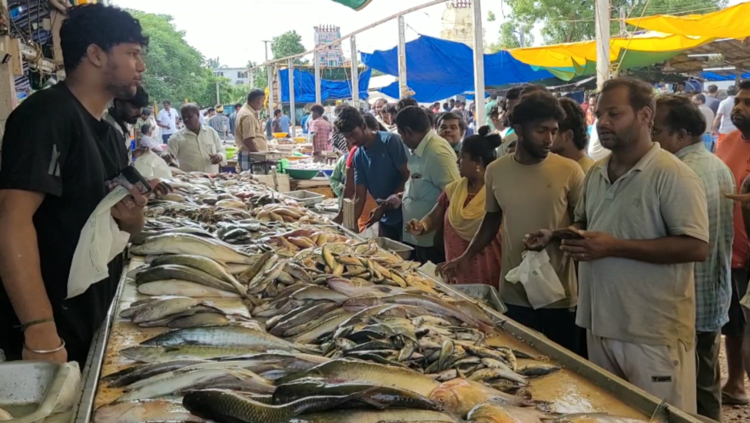 ஆடி முதல் ஞாயிறு..!! அம்மன் படையலுக்காக சந்தைகளில் குவிந்த அசைவப் பிரியர்கள்..!! Screenshot 2026 07 19 at 11.49.28 AM
