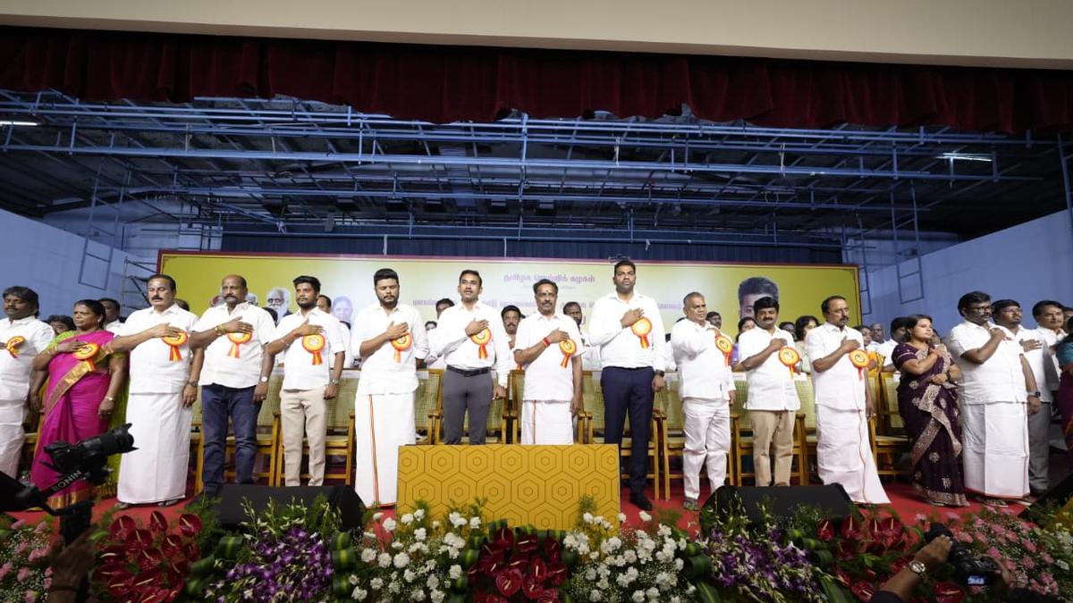 இயல்பானதாகிவிட்டதா ஊழல்? தார்மீக பிம்பங்களும் அரசியல் ‘வாஷிங் மெஷின்’ கலாச்சாரமும்! 1 Vijayabaskar joins TVK