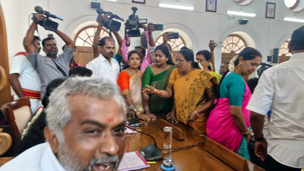 கோவை: களேபரமான மாநகராட்சி மாமன்றக் கூட்டம்..!! மோதிக்கொண்ட காங்., – திமுக கவுன்சிலர்கள்..!! WhatsApp Image 2026 07 17 at 12.26.35 PM