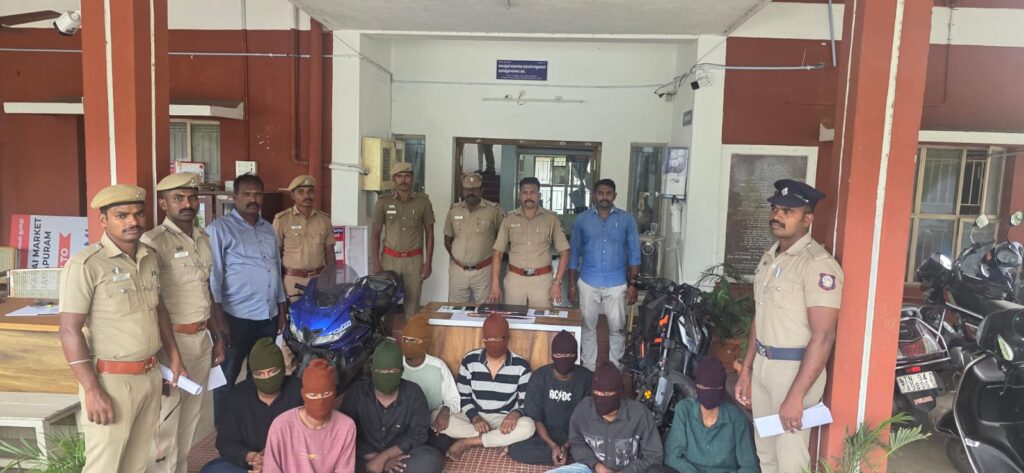 கோவையில் பரபரப்பு: தனியார் நிறுவன ஊழியர்களிடம் கைவரிசை! கல்லூரி மாணவர்கள் உட்பட 8 பேர் கைது! WhatsApp Image 2026 07 18 at 8.11.59 AM