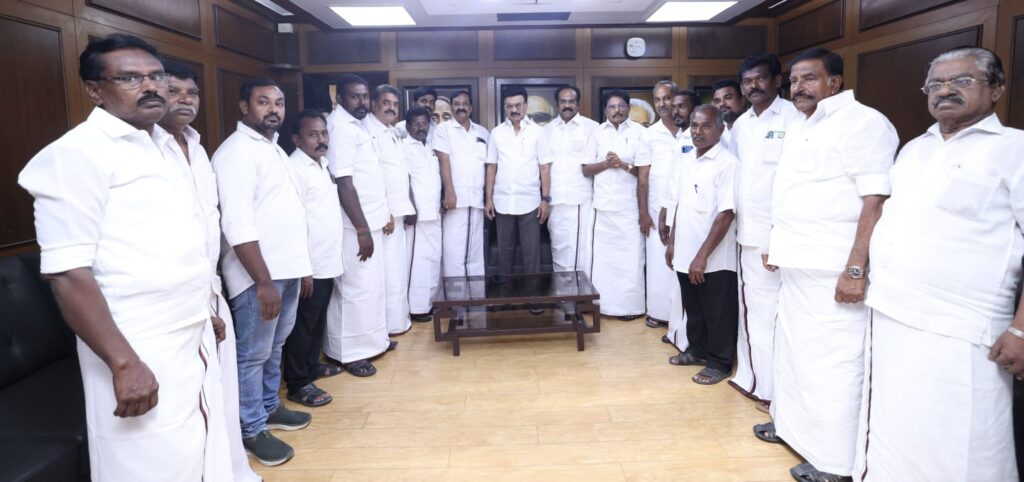 கொஞ்சம் கொஞ்சமாக சரியும் அதிமுக கோட்டை..!! 50க்கும் மேற்பட்டோர் திமுகவில் இணைவு..!! WhatsApp Image 2026 07 27 at 2.12.10 PM