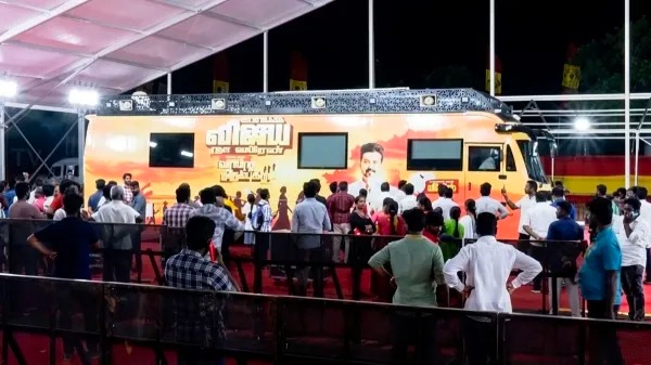 10 மாதங்களுக்கு பிறகு.. கெத்தா மீண்டும் கரூர் வந்த விஜய்யின் பிரச்சாரம் வாகனம்..!! image 13 7