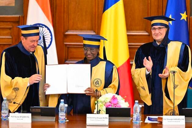 ருமேனியாவில் ஜனாதிபதி முர்முவுக்கு கிடைத்த பெருமை..!! டாக்டர் பட்டம் வழங்கி கௌரவம்..!! image 16 15