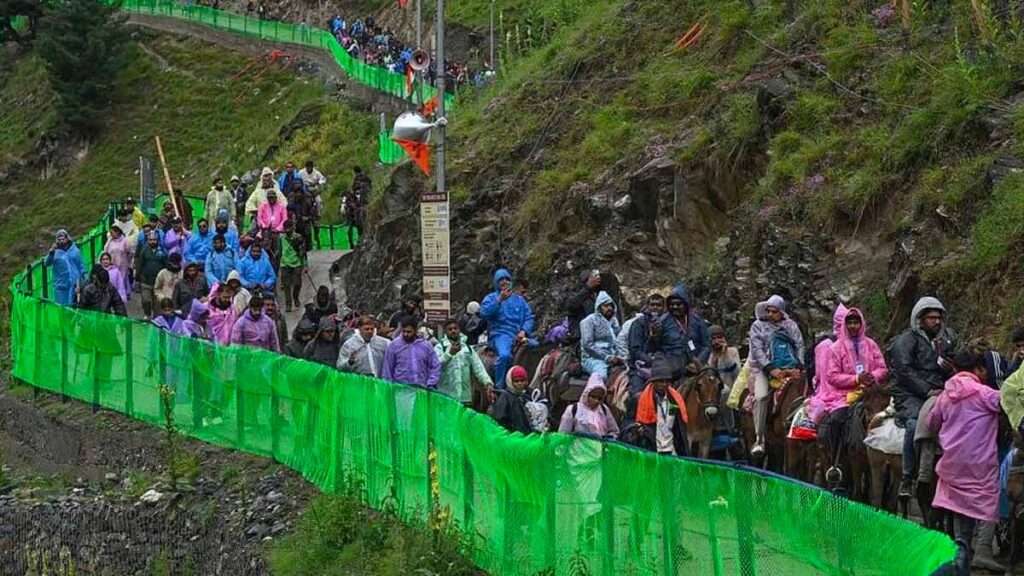 க்ளைமேட் சரியில்ல.. அமர்நாத் யாத்திரை தற்காலிகமாக நிறுத்தம்..!! பக்தர்கள் ஏமாற்றம்..!! image 17 8