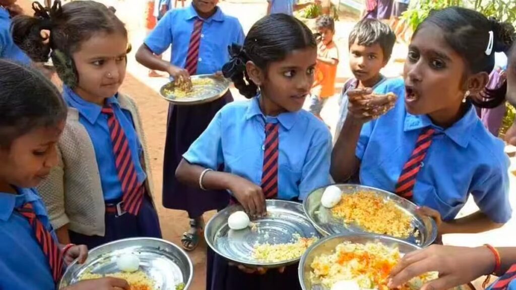 குஜராத்: அரசுப்பள்ளி விடுதியில் கிச்சடி, கோதுமை ரொட்டி.. 147 மாணவிகள் ஹாஸ்பிடலில் அட்மிட்..!! என்ன ஆச்சு..?? image 27 10