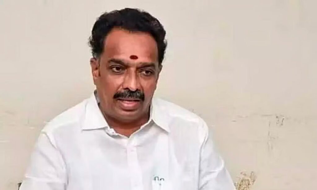 சூடுபிடிக்கும் நில மோசடி வழக்கு..!! நீதிமன்றத்தில் ஆஜரானார் எம்.ஆர். விஜயபாஸ்கர்..!! image 28 6