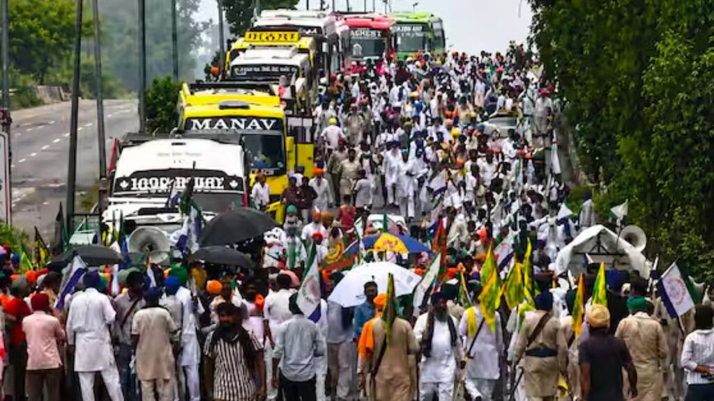 டெல்லி முற்றுகைக்கு முயன்ற பஞ்சாப் விவசாயிகள்… ஷம்பு எல்லையில் போலீஸ் தடை..!! image 32 8