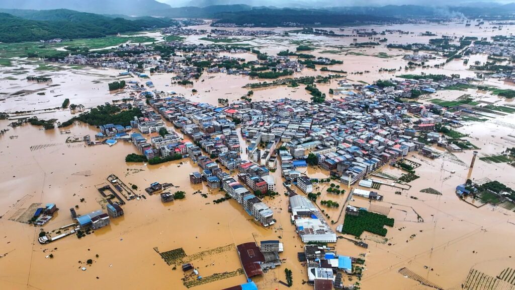 சீனாவை புரட்டிப்போட்ட வெள்ளம், நிலச்சரிவு..!! அதிகரிக்கும் பலி எண்ணிக்கை..!! image 33 1