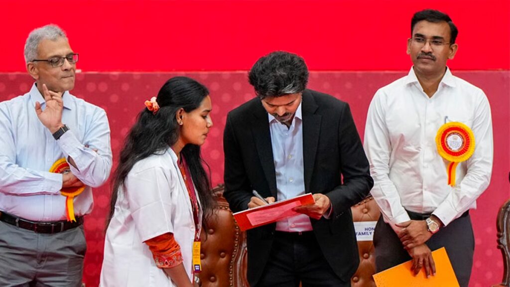 CM சார்..!! உங்க ஆட்டோகிராஃப் வேணும்..!! விருப்பப்பட்ட பெண் டாக்டரிடம் விஜய் கேட்ட கேள்வி..!! image 35 7