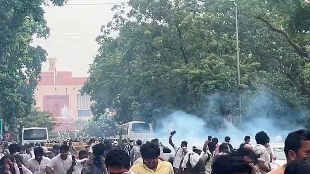 கட்டுக்கடங்காத போராட்டம்..!! இழுத்து மூடப்பட்டது ஜனாதிபதி மாளிகை நுழைவு வாயில்..!! image 35 9