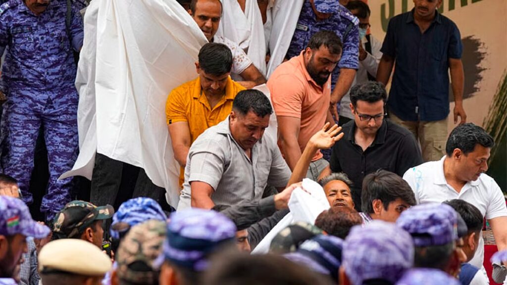 மோசமாகும் உடல்நிலை..!! உண்ணாவிரதம் இருந்த வாங்சுக் வலுக்கட்டாயமாக ஹாஸ்பிடலில் அட்மிட்..!! image 4 7