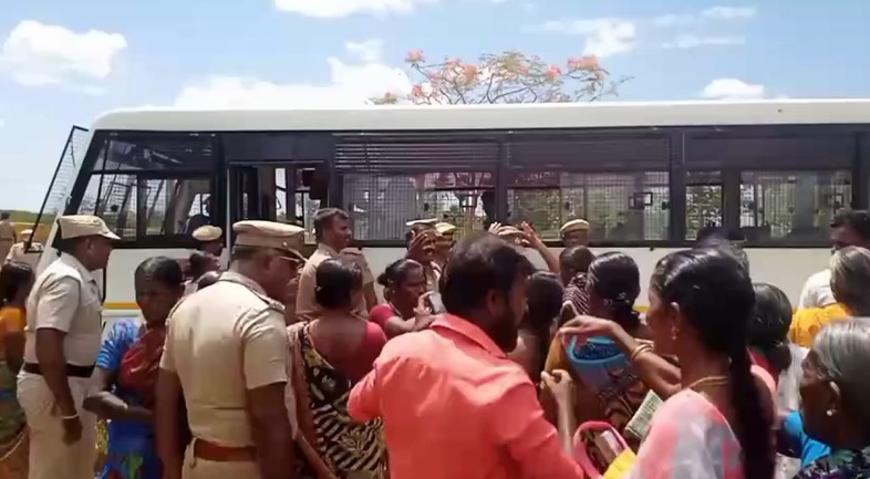 இருதரப்பினரிடையே பயங்கர மோதல்!. முதியவருக்கு அரிவாள் வெட்டு!. போலீசார் குவிப்பு! tuticorin clash