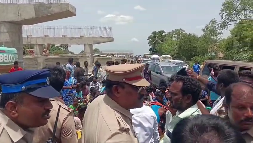 கோவை வேளாண் கல்லூரி மாணவி மர்ம மரணம்: நீதி கேட்டு உறவினர்கள் சாலை மறியல்! 1 vlcsnap 2026 07 12 18h02m45s015