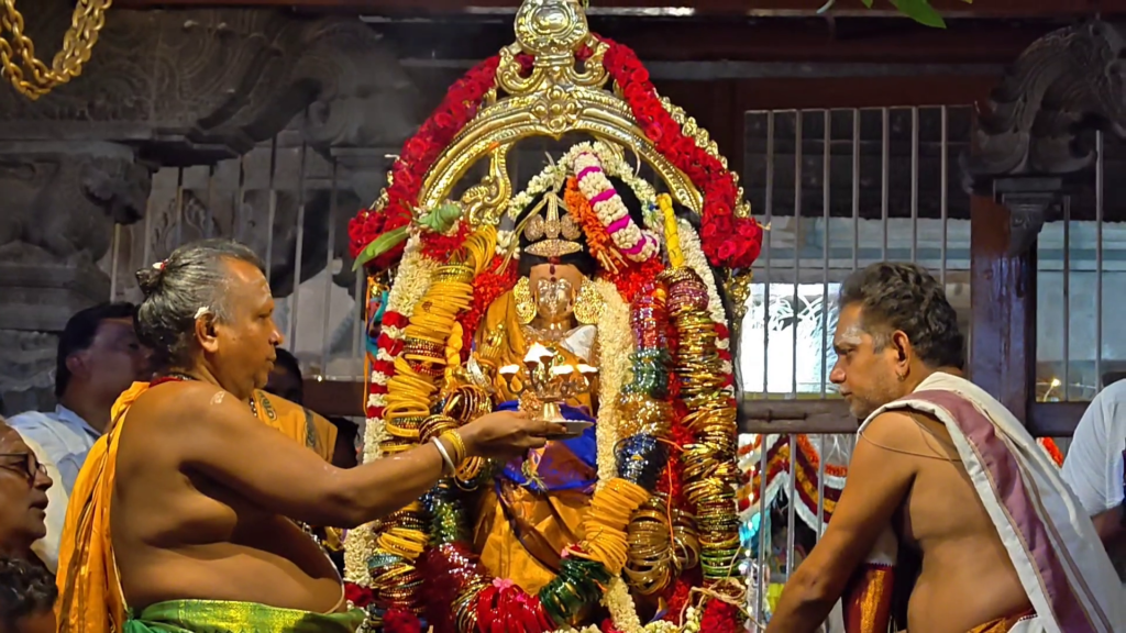 நெல்லையப்பர் கோயில் ஆடிப்பூரத் திருவிழா: காந்திமதி அம்பாளுக்கு கோலாகலமாக நடந்த வளைகாப்பு உற்சவம்! vlcsnap 2026 07 12 19h26m18s309