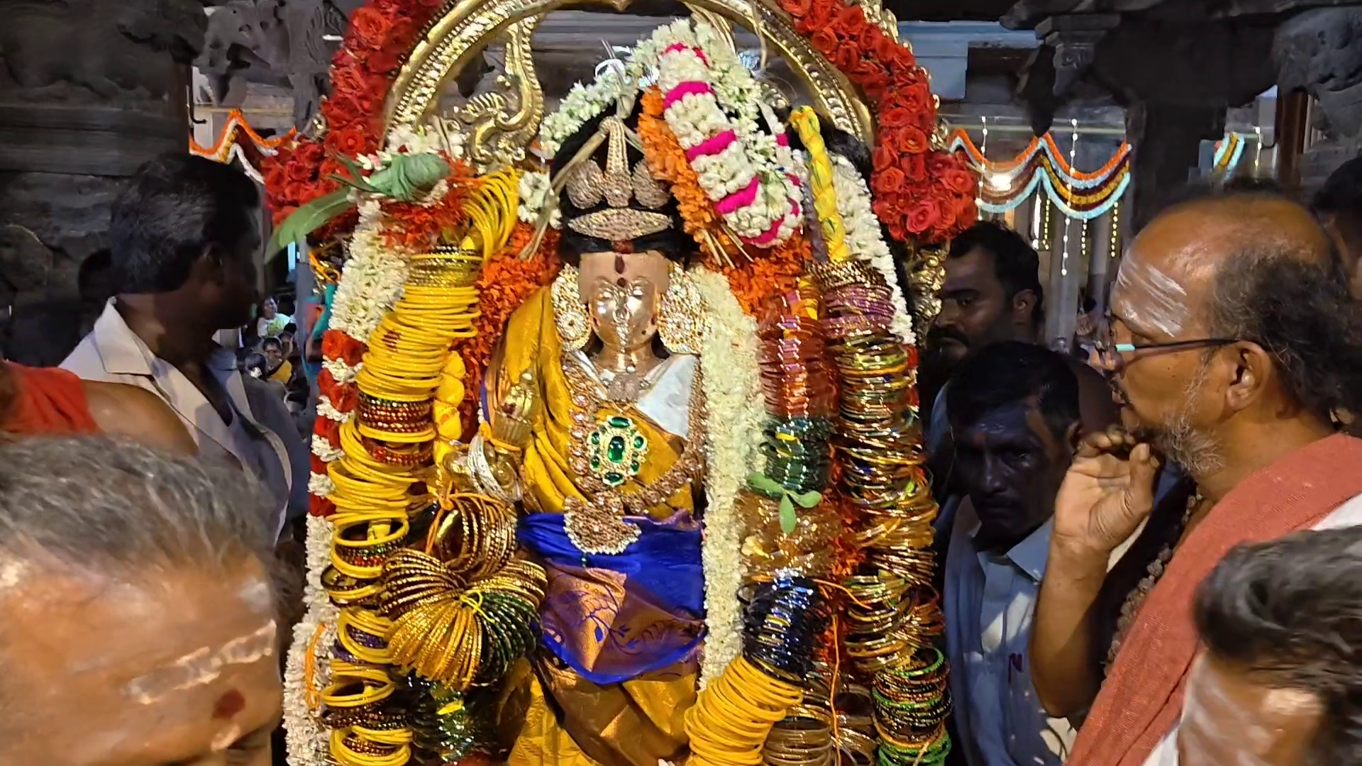 நெல்லையப்பர் கோயில் ஆடிப்பூரத் திருவிழா: காந்திமதி அம்பாளுக்கு கோலாகலமாக நடந்த வளைகாப்பு உற்சவம்! 1 vlcsnap 2026 07 12 19h26m47s709