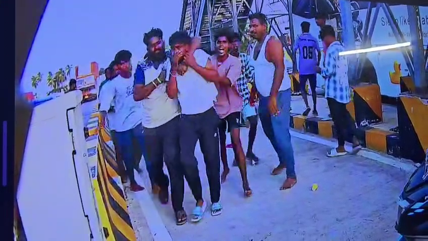 கிருஷ்ணகிரியில் பயங்கரம்: FASTag பணம் கேட்ட டோல்கேட் ஊழியர் மீது 30 பேர் கொண்ட கும்பல் சரமாரி தாக்குதல்! 5 பேர் கைது! vlcsnap 2026 07 13 10h10m59s218