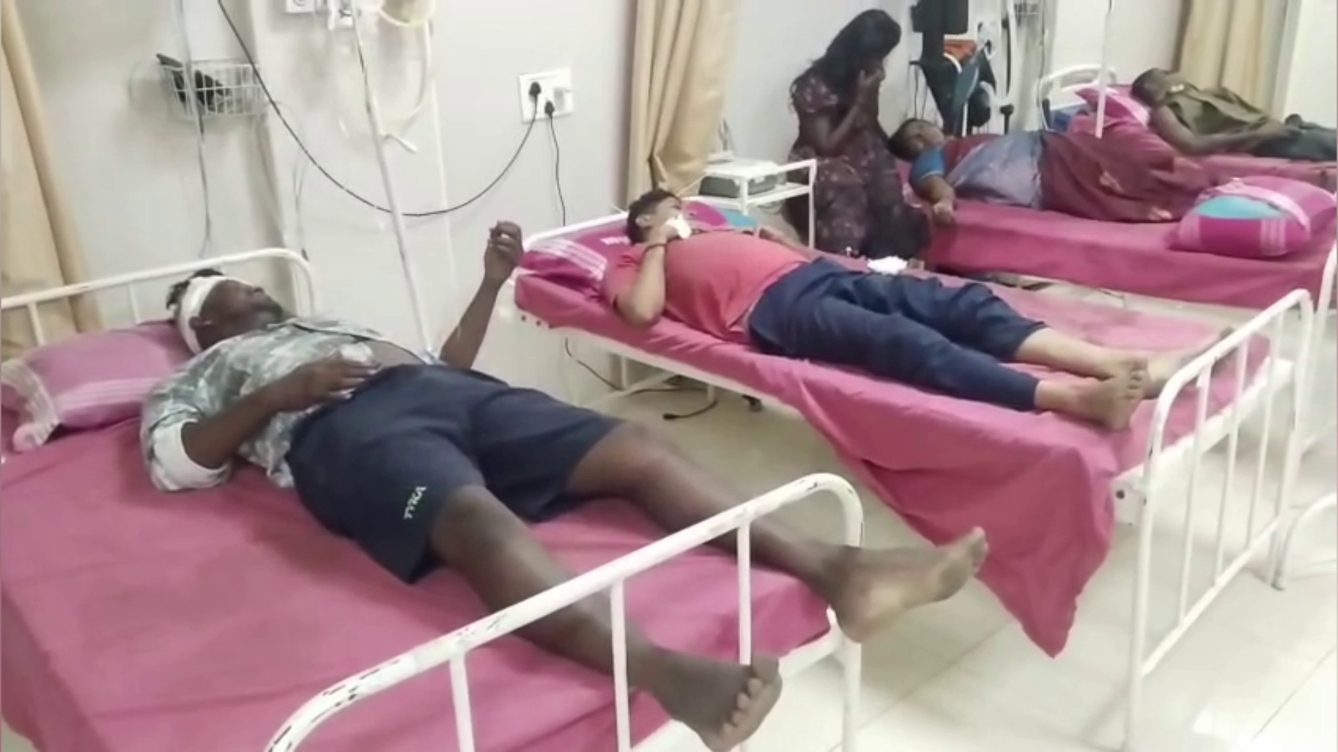 மதுரை அருகே கோர விபத்து: 2 பேருந்துகள் நேருக்கு நேர் மோதல்! பெண்கள் உட்பட 6 பேர் பலி! 2 vlcsnap 2026 07 13 10h36m05s419